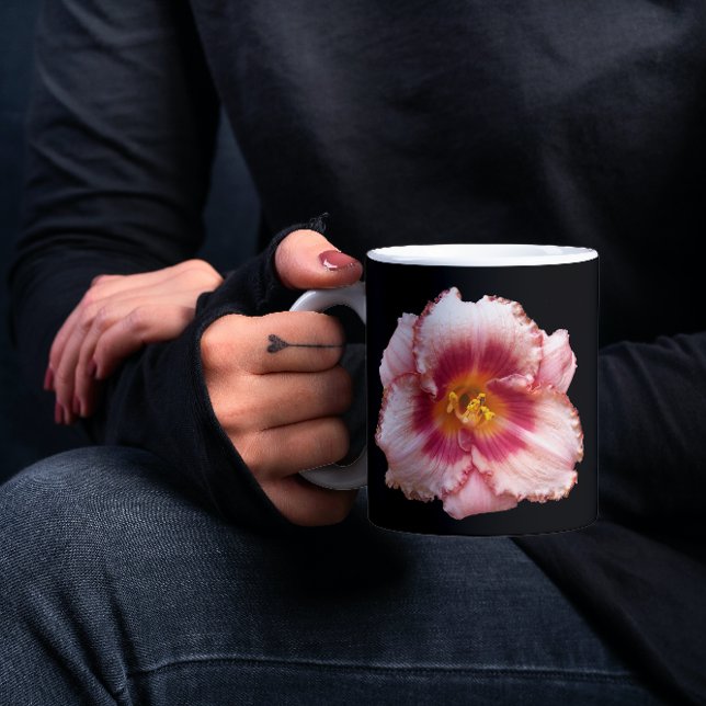 Taza Auge diurno rosado en flor negra (In Situ Held)