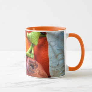 Taza Aún-vida de las cáscaras y de las frutas