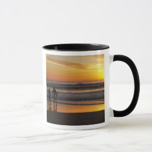 Taza Australia, Queensland, Costa de Oro, surfistas en