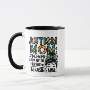 Taza Autismo Mamá algunas personas miran a sus héroes