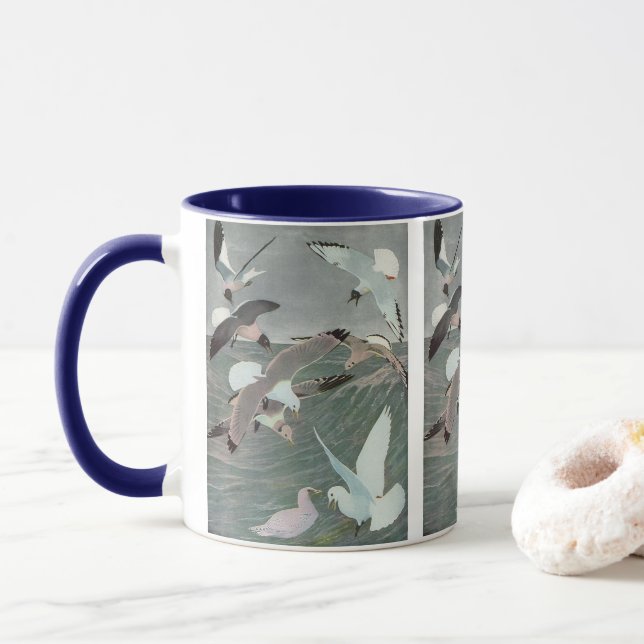 Taza Aves marinas vírgenes, gaviotas que vuelan sobre e (Con donut)