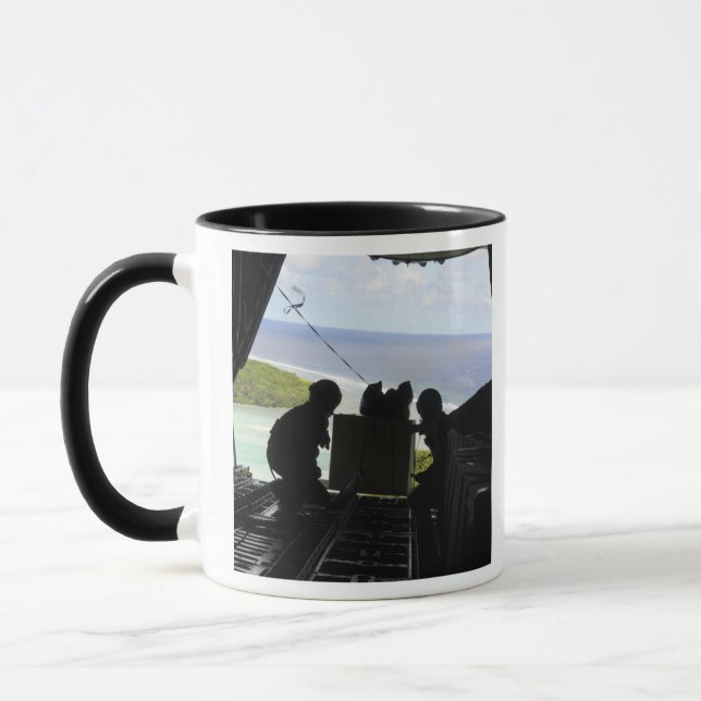 Taza Aviones sacan una paleta de artículos donados (Izquierda)