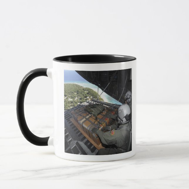 Taza Aviones sacan una paleta de artículos donados 2 (Izquierda)