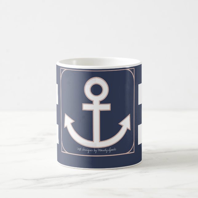 Taza Aweigh del navegante de las anclas en marina (Centro)