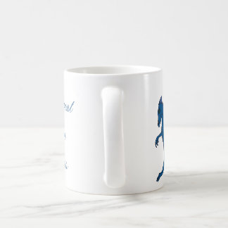 Taza azul del dragón por las creaciones del dragón