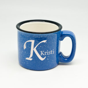 Taza azul manchada de la hoguera del monograma