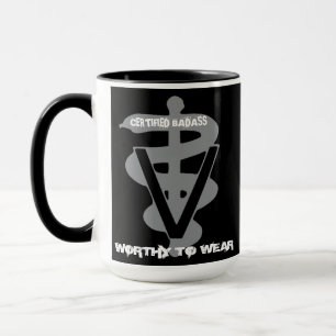 Taza Badass Certificada Veterinaria - Vale La Pena Usar