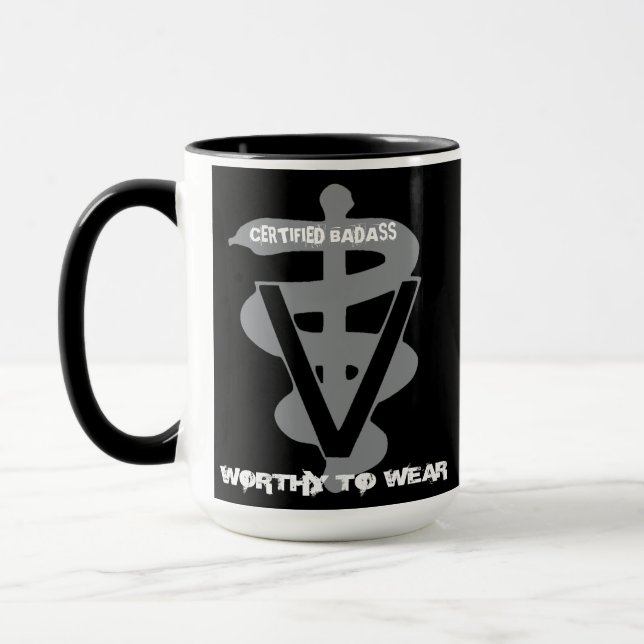 Taza Badass Certificada Veterinaria - Vale La Pena Usar (Izquierda)
