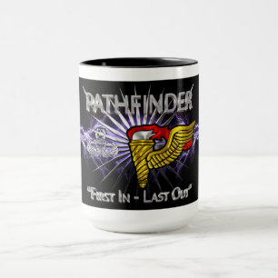 Taza Badge De Pathfinder-"Primero En Última Salida"