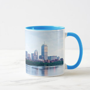 Taza Bahía trasera de Boston a través del río Charles