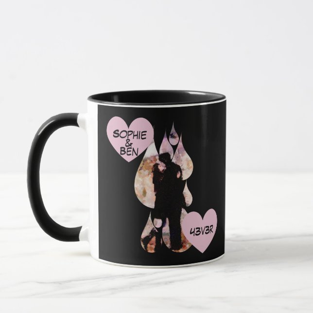 Taza Bajo la sombrilla: Pareja romántica besándose en l (Izquierda)