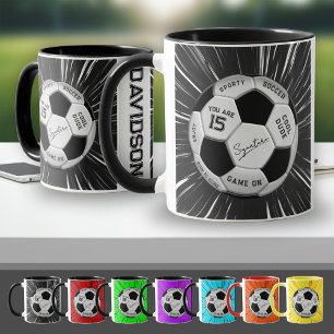 Taza Balón de fútbol blanco y negro con nombre y edad p