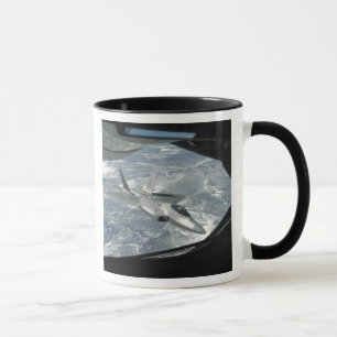 Taza Bancos de un rapaz F-22 lejos de un KC-135