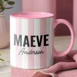 Taza Banda rosa y blanca personalizada elegante<br><div class="desc">Moderna tipografía minimalista grisácea rosa y franja blanca elegante diseño único y personalizado de tazas regalo.</div>
