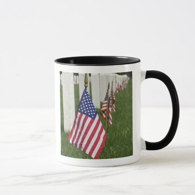 Taza Banderas americanas en las tumbas de veteranos (Derecha)