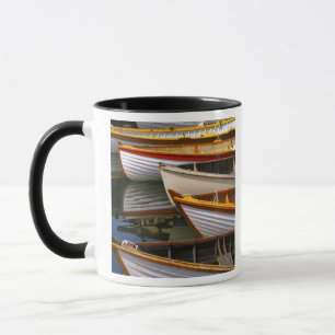 Taza Barcas de colores brillantes en el Centro de Barco