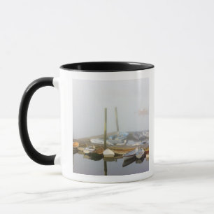Taza Barcazas y niebla matutina en Southwest Harbor,