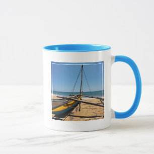 Taza Barco de pesca amarrado en la playa