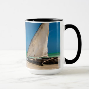 Taza Barco de pesca tradicional en la playa