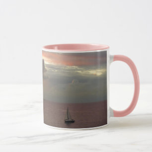Taza Barco de vela en el hermoso paisaje marino rosado 