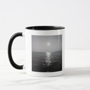 Taza Barco distante en el océano