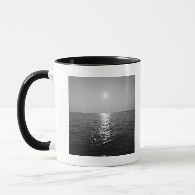 Taza Barco distante en el océano (Izquierda)