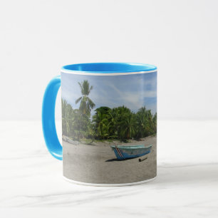 Taza Barco pesquero en la playa de Costa Rica