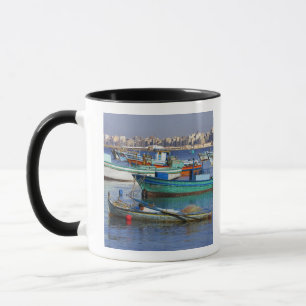 Taza Barcos de pesca coloridos en el puerto de