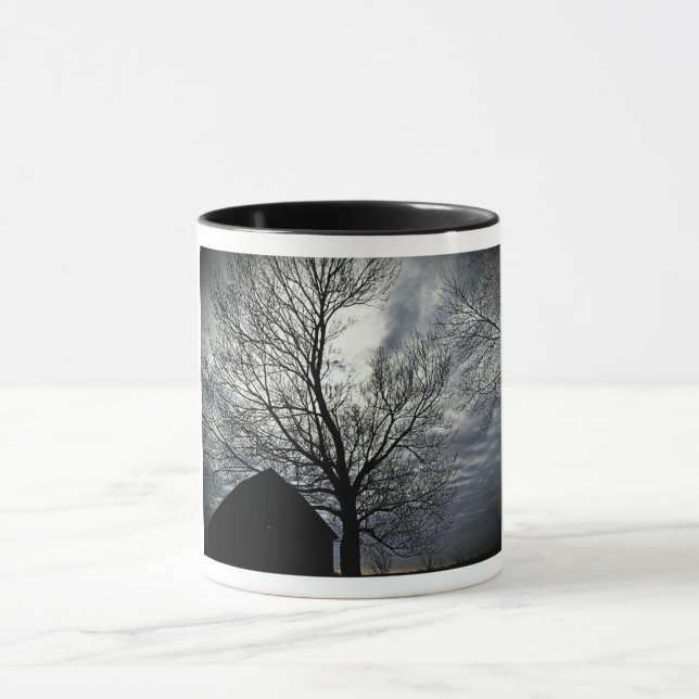 Taza Barn de campo con cielo y árboles desnudos negro y (Centro)