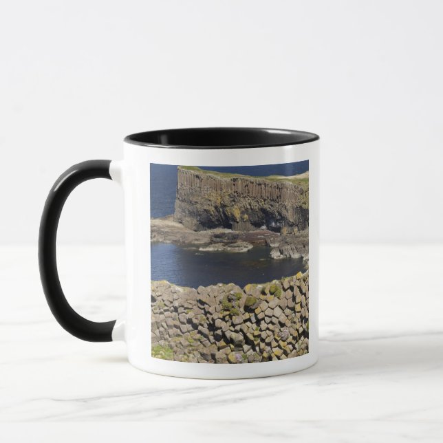 Taza basalto poligonal, Staffa, frente a la isla de Mul (Izquierda)