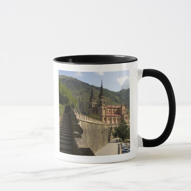 Taza Basílica de Covadonga, al noroeste de España. (Derecha)
