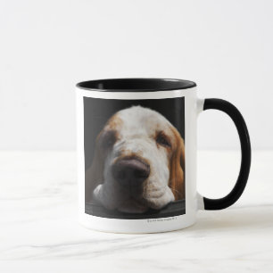 Taza Basset Hound que descansa su cabeza