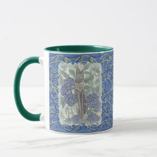 Taza Bast en medio de las flores de Hydrangea