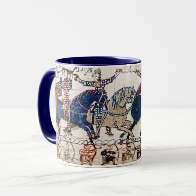 TAZA BAYEUX TAPESTRY 1066 CABALLEROS Y ARCHERS NORMANOS (Anverso izquierdo)