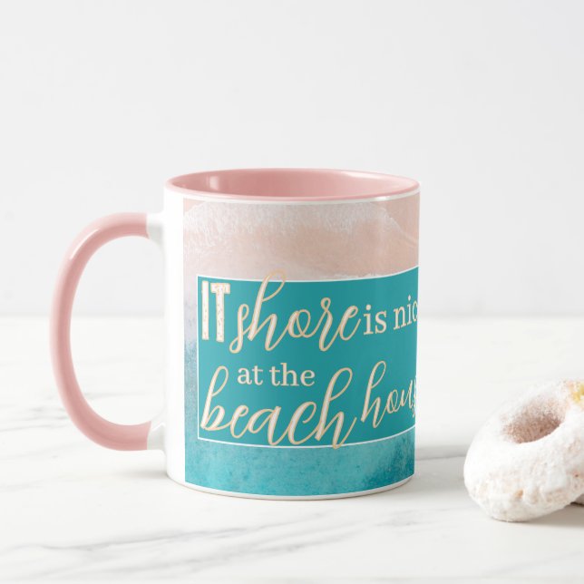 Taza Beach House Pun Elegant Script Personalizado Nombr (Con donut)