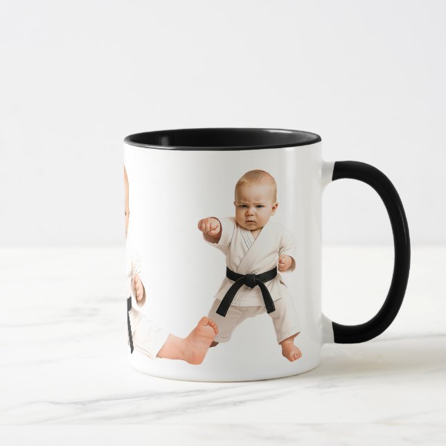 Taza Bébé et bébés font des kata au karaté. (Derecha)