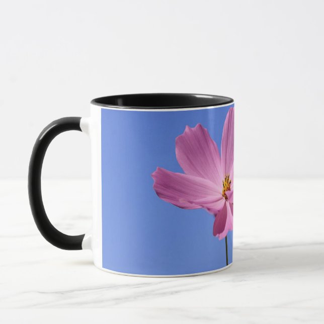 Taza bellas flores rosas abrazando un cielo azul claro (Izquierda)