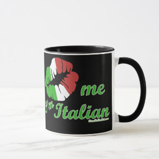 Taza Béseme que soy fondo negro italiano