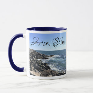 Taza Biblia del Océano Atlántico Azul frente a olas de