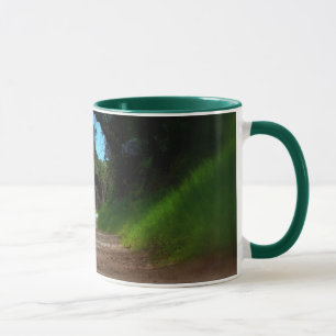 Taza Biblia en un mano y café en el otro