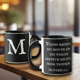 Taza Bíblica negra versus proverbios 21:23 KJV Monogram