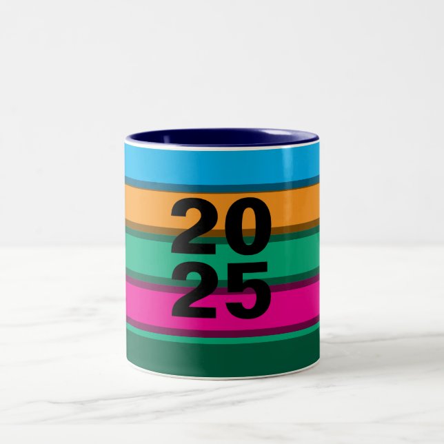 Taza Bicolor 2025 Líneas Coloridas Negrita (Centro)