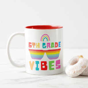 Taza Bicolor 6.º Grado Vibes De Vuelta Al Profesor Y Estudiante