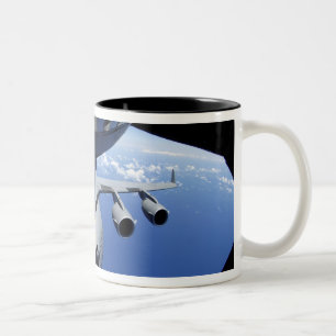 Taza Bicolor A.C. - 17 Globemaster III recibe el combustible