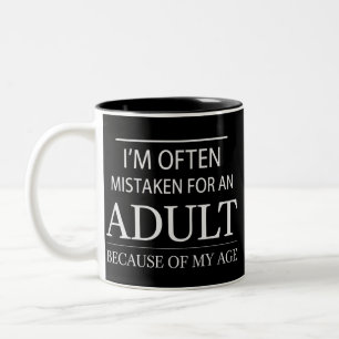 Taza Bicolor A menudo me confunden con un adulto debido a mi ed