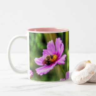 Taza Bicolor Abeja de burbujas en cosmos rosados