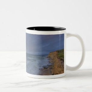 Taza Bicolor Acantilados marinos atrapan la última luz del día 