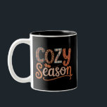 Taza Bicolor Acogedora temporada de retro otoño se vuelve acoge<br><div class="desc">Acogedora temporada de retro otoño se vuelve acogedor día de acción de gracias</div>