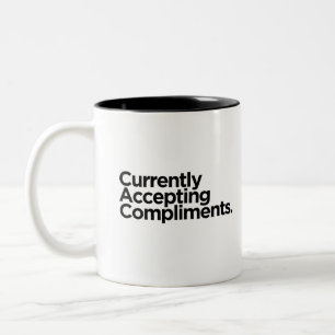 Taza Bicolor Actualmente Aceptando Cumplidos   Regalo Divertido