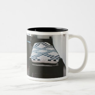 Taza Bicolor Acueste, carril de toalla diseñado por Ford Madox